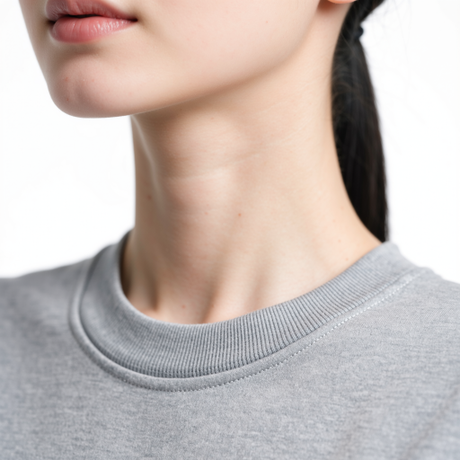 三十岁左右女性产品经理头像，穿灰色毛衣，简约背景，专业拍摄